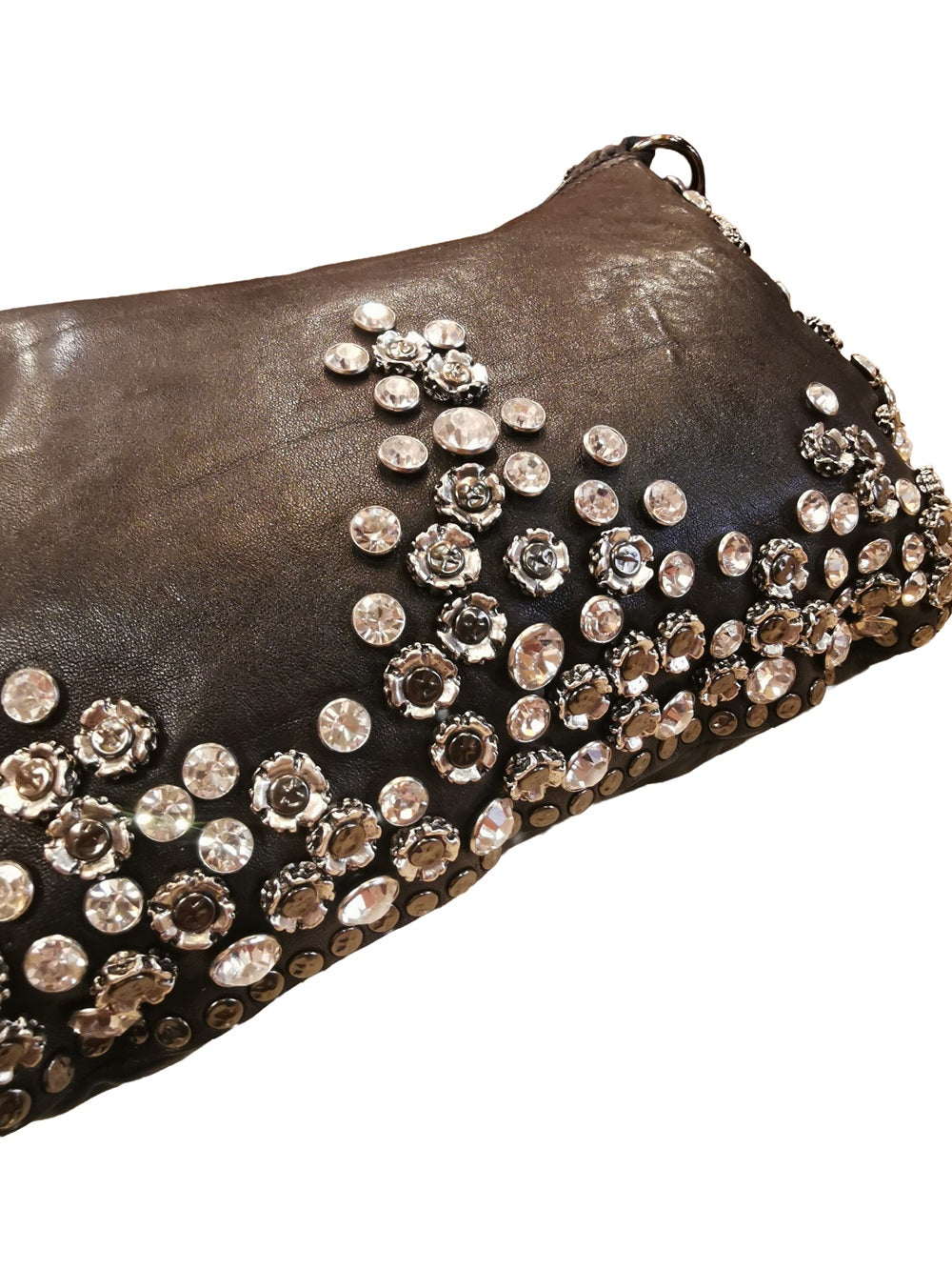 Pochette, della linea Teresa di Campomaggi. Decorata con borchie a forma di fiori e strass. Con doppia tracolla, una a mano e una regolabile. Made in Italy