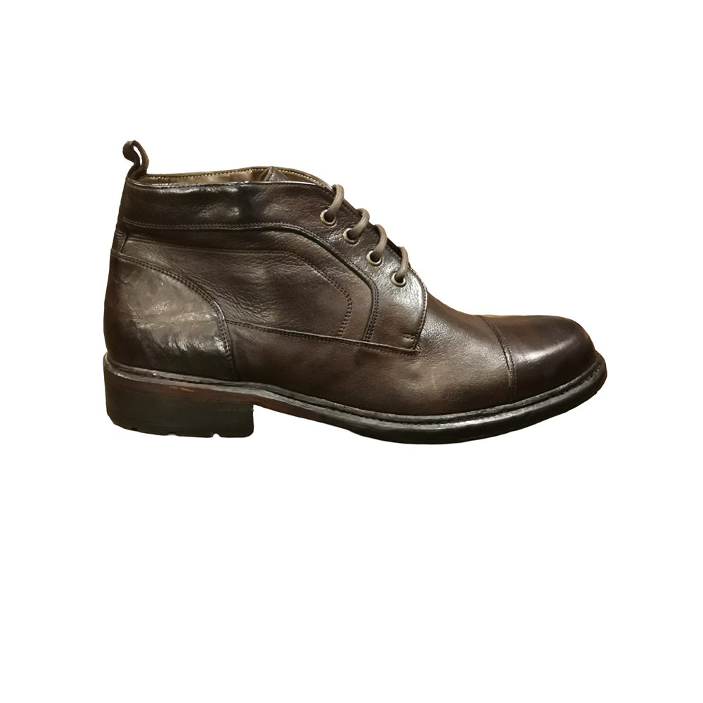 Polacchino interamente realizzato in pelle, con stringhe. Dall'aspetto casual ma allo stesso tempo elegante. Made in Italy