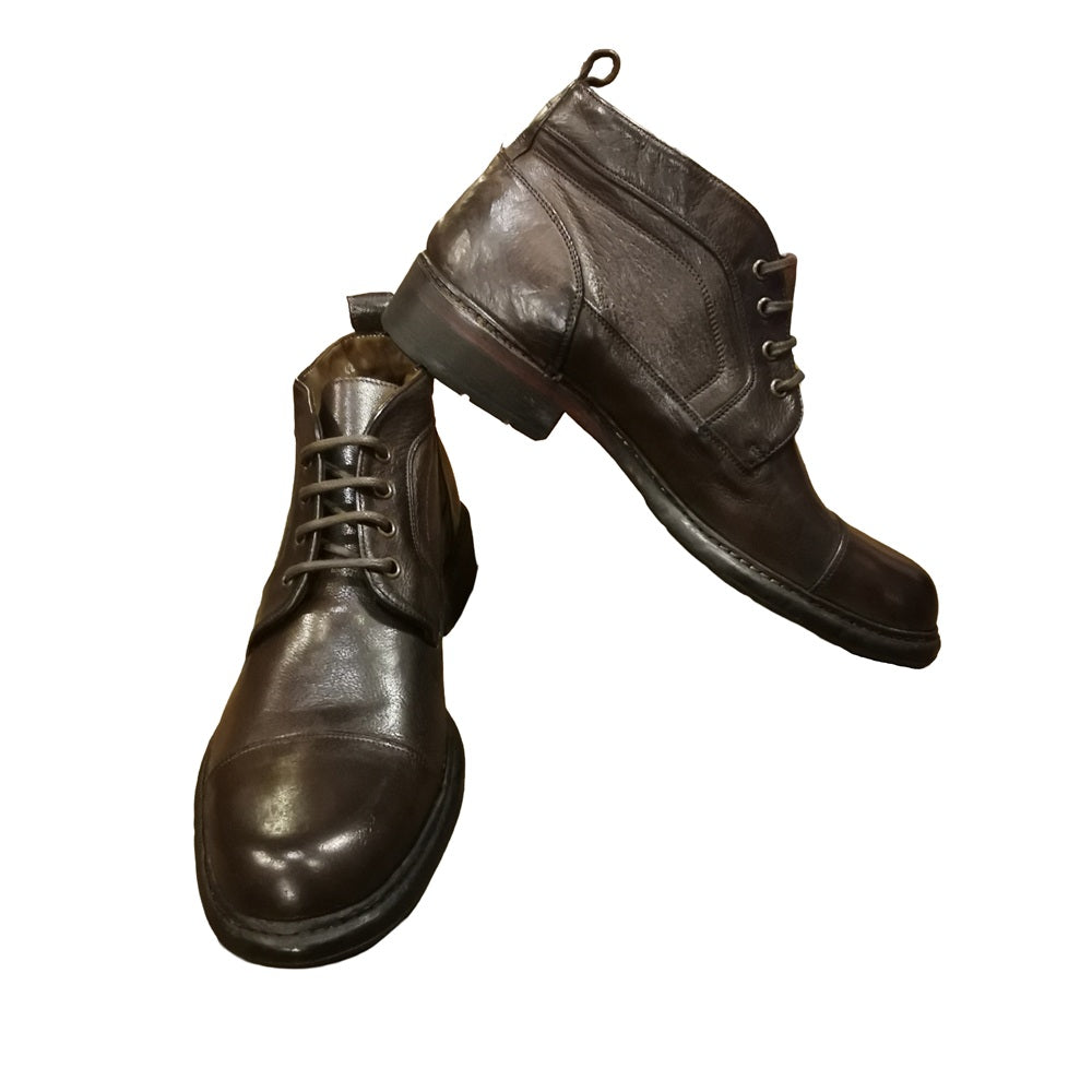 Polacchino interamente realizzato in pelle, con stringhe. Dall'aspetto casual ma allo stesso tempo elegante. Made in Italy