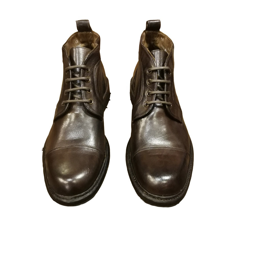 Polacchino interamente realizzato in pelle, con stringhe. Dall'aspetto casual ma allo stesso tempo elegante. Made in Italy