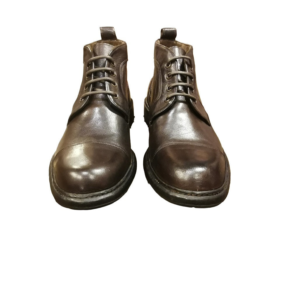 Polacchino interamente realizzato in pelle, con stringhe. Dall'aspetto casual ma allo stesso tempo elegante. Made in Italy