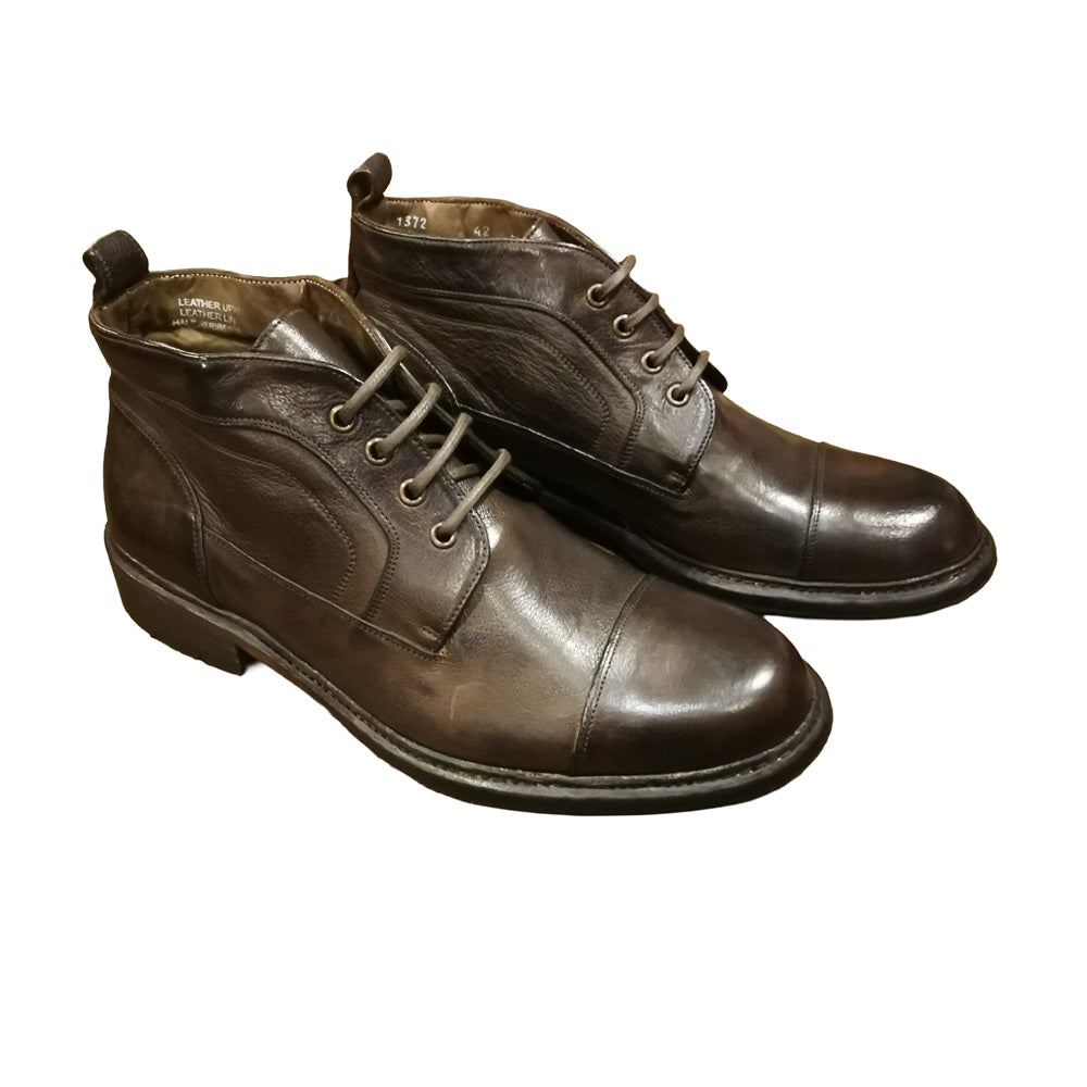 Polacchino interamente realizzato in pelle, con stringhe. Dall'aspetto casual ma allo stesso tempo elegante. Made in Italy