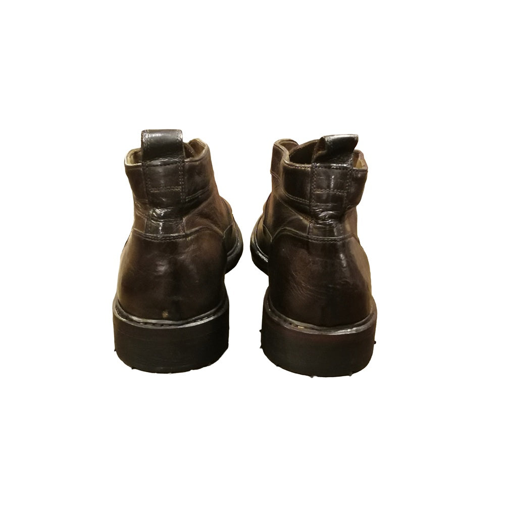 Polacchino interamente realizzato in pelle, con stringhe. Dall'aspetto casual ma allo stesso tempo elegante. Made in Italy