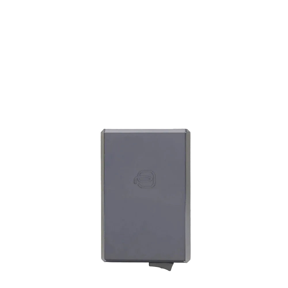 Portacarte, leggero, pratico, col sistema MagSafe, che è una tecnologia di aggancio magnetico.