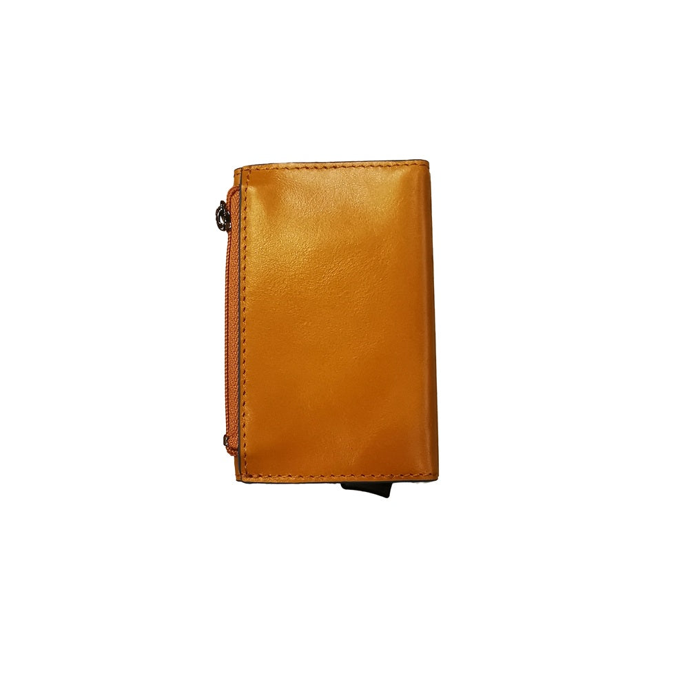 Portafoglio compatto, porta carte con pratica tasca con zip in cui riporre le monete, di Piquadro. Piccolo, leggero, realizzato in morbida pelle con case in alluminio e protezione RFID.