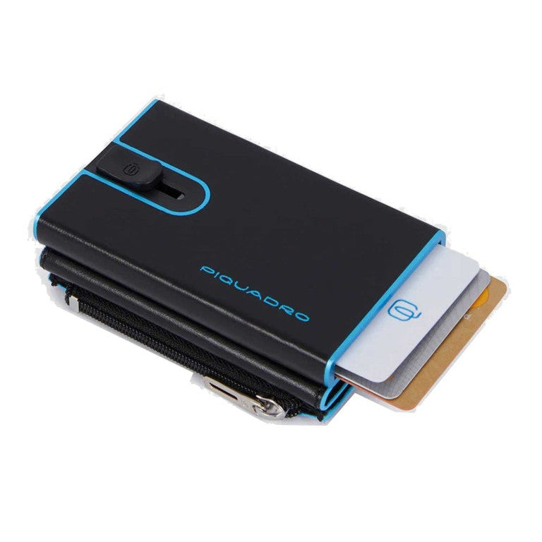 Portafoglio compatto, porta carte con pratica tasca con zip in cui riporre le monete, di Piquadro. Piccolo, leggero, realizzato in morbida pelle con case in alluminio e protezione RFID.