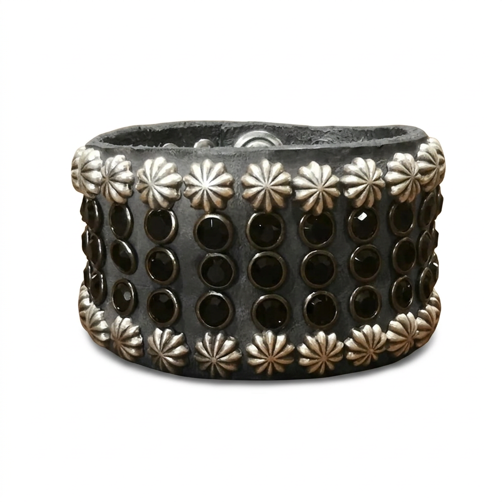 Bracciale alto Campomaggi in pelle grigia con borchie floreali in metallo e strass neri, vista frontale