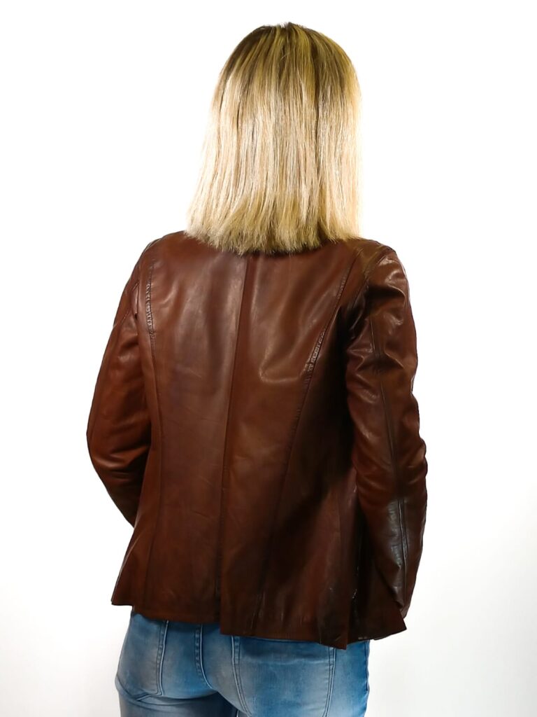 Giacca in pelle donna Romana tuscany tamponata a mano pelletteria allegrini legno