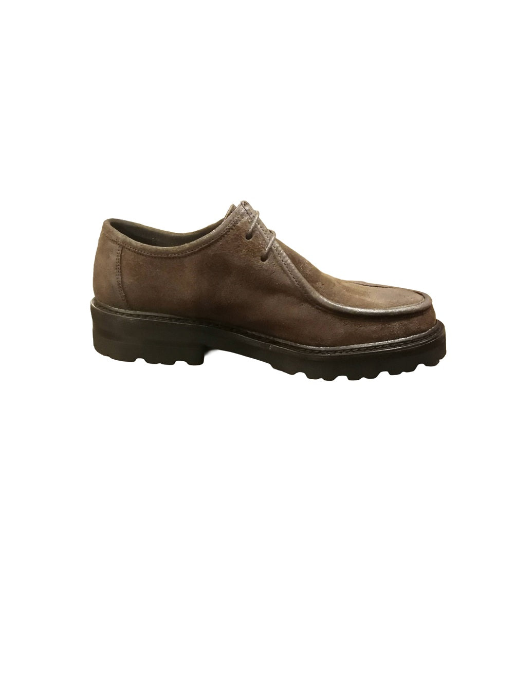 Scarpa bassa stringata da donna, realizzata in pelle scamosciata Velour, conosciuta per la sua sensazione di lusso e per la sua capacità di adattarsi bene a diverse forme e strutture. Made in Italy