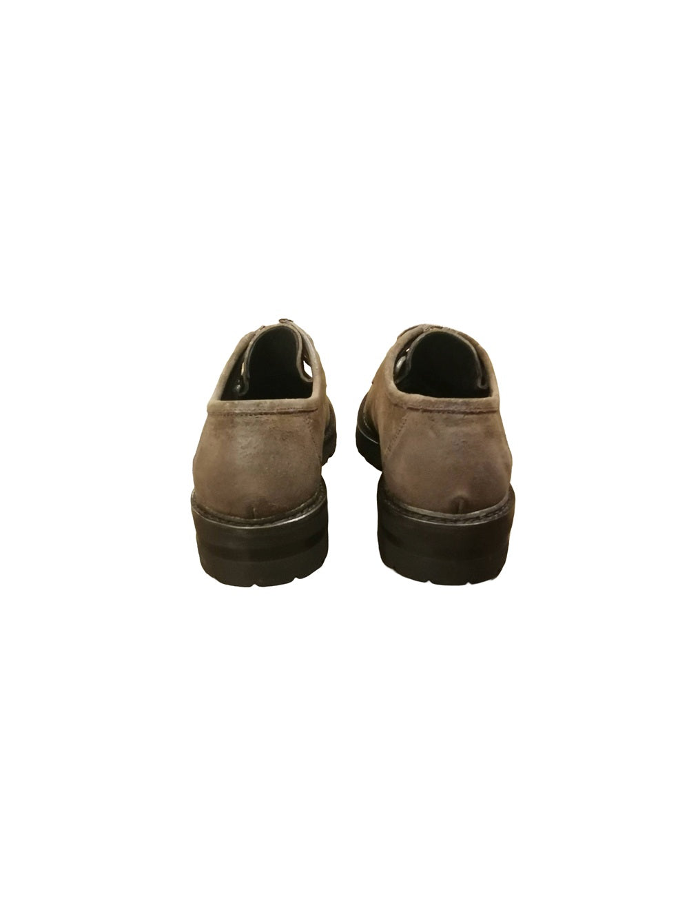 Scarpa bassa stringata da donna, realizzata in pelle scamosciata Velour, conosciuta per la sua sensazione di lusso e per la sua capacità di adattarsi bene a diverse forme e strutture. Made in Italy