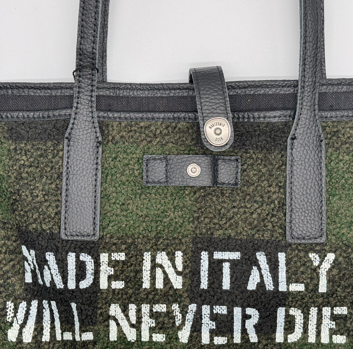 Shopper in tessuto "buffalo" a scacchi, con la classica scritta MANIKOMIO, e con borsetta interna removibile.