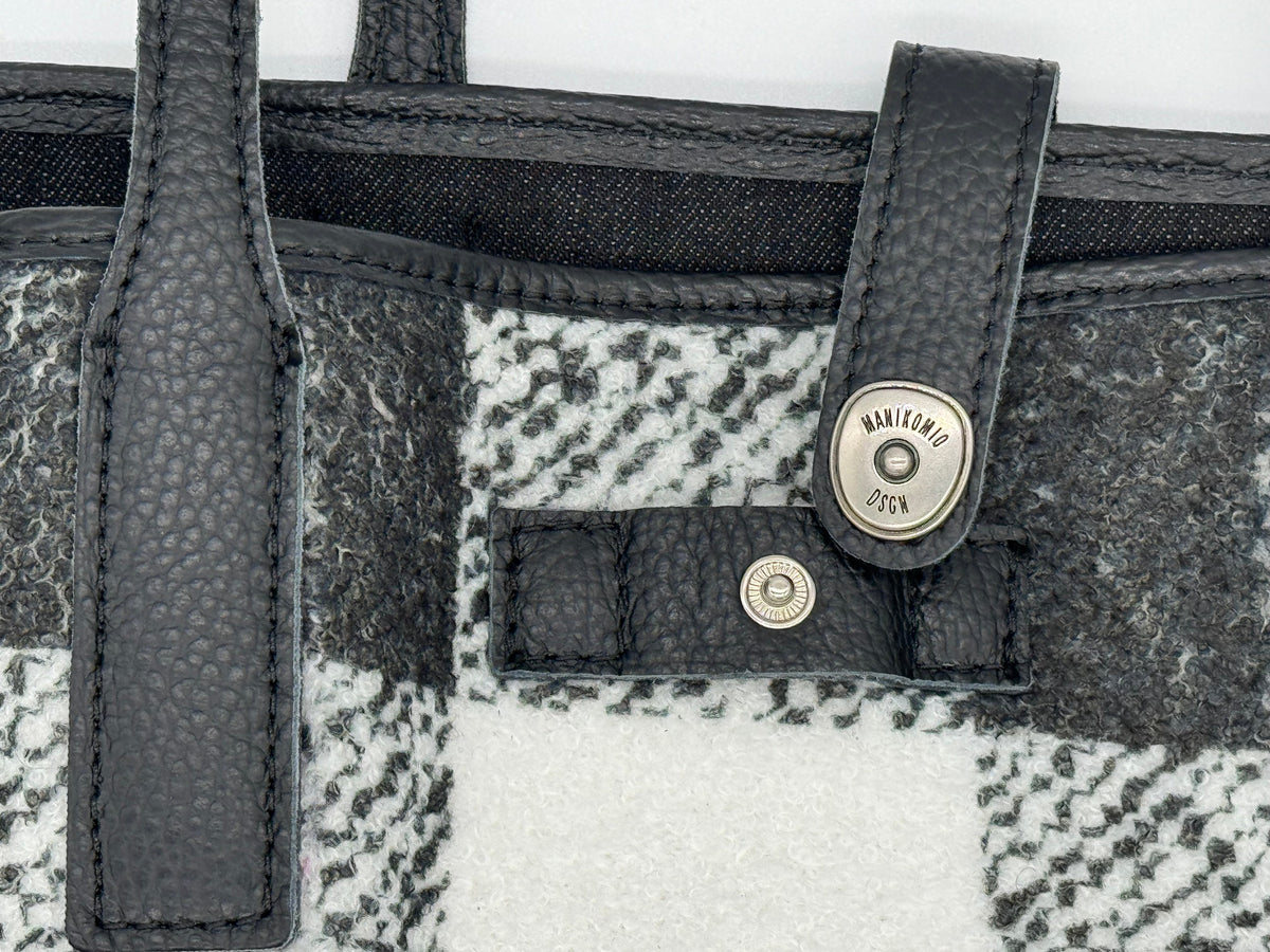 Shopper in tessuto "buffalo" a scacchi, con la classica scritta MANIKOMIO, e con borsetta interna removibile.