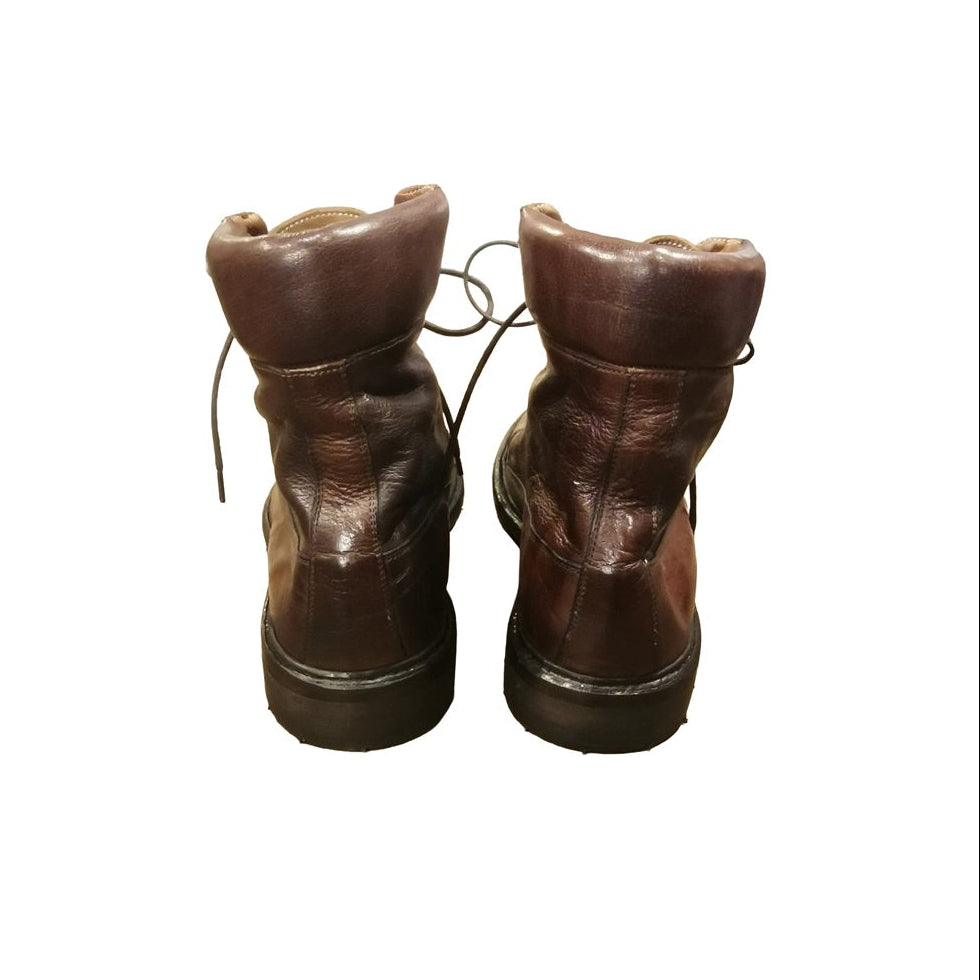 Stivaletto alto stringato da uomo, classico, elegante, un modello che non passa mai di moda.