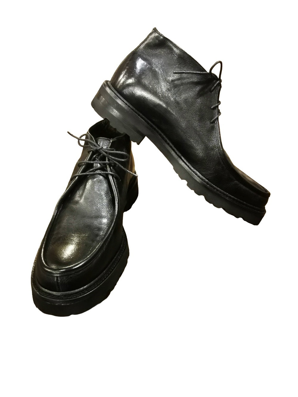 Bellissima scarpa stringata da uomo, interamente realizzata in pelle. Dal taglio classico ed elegante, perfetto da abbinare a molti look. Made in Italy