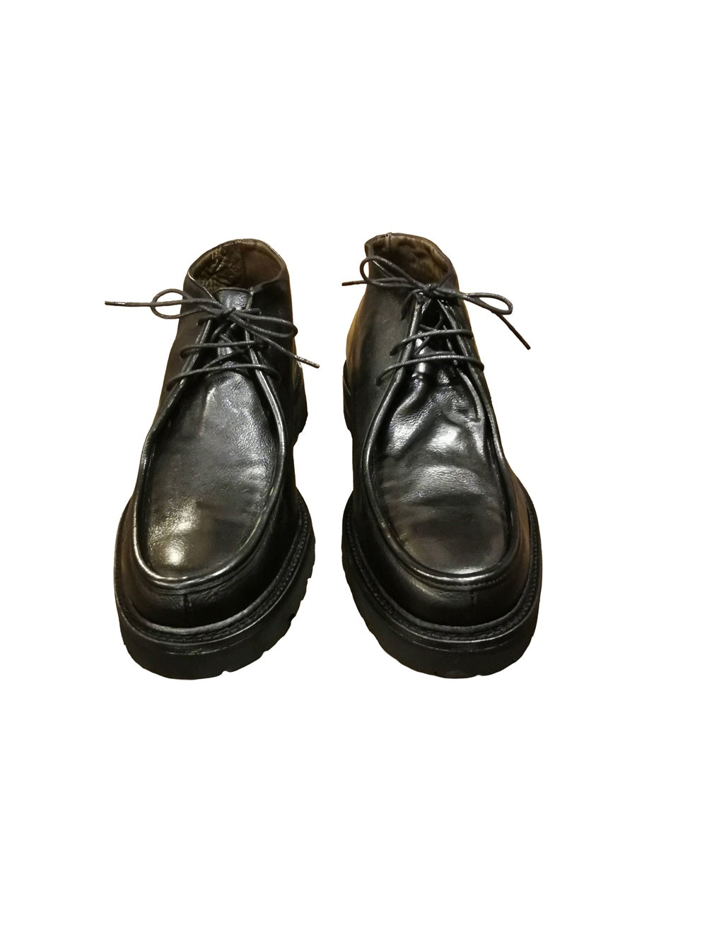 Bellissima scarpa stringata da uomo, interamente realizzata in pelle. Dal taglio classico ed elegante, perfetto da abbinare a molti look. Made in Italy