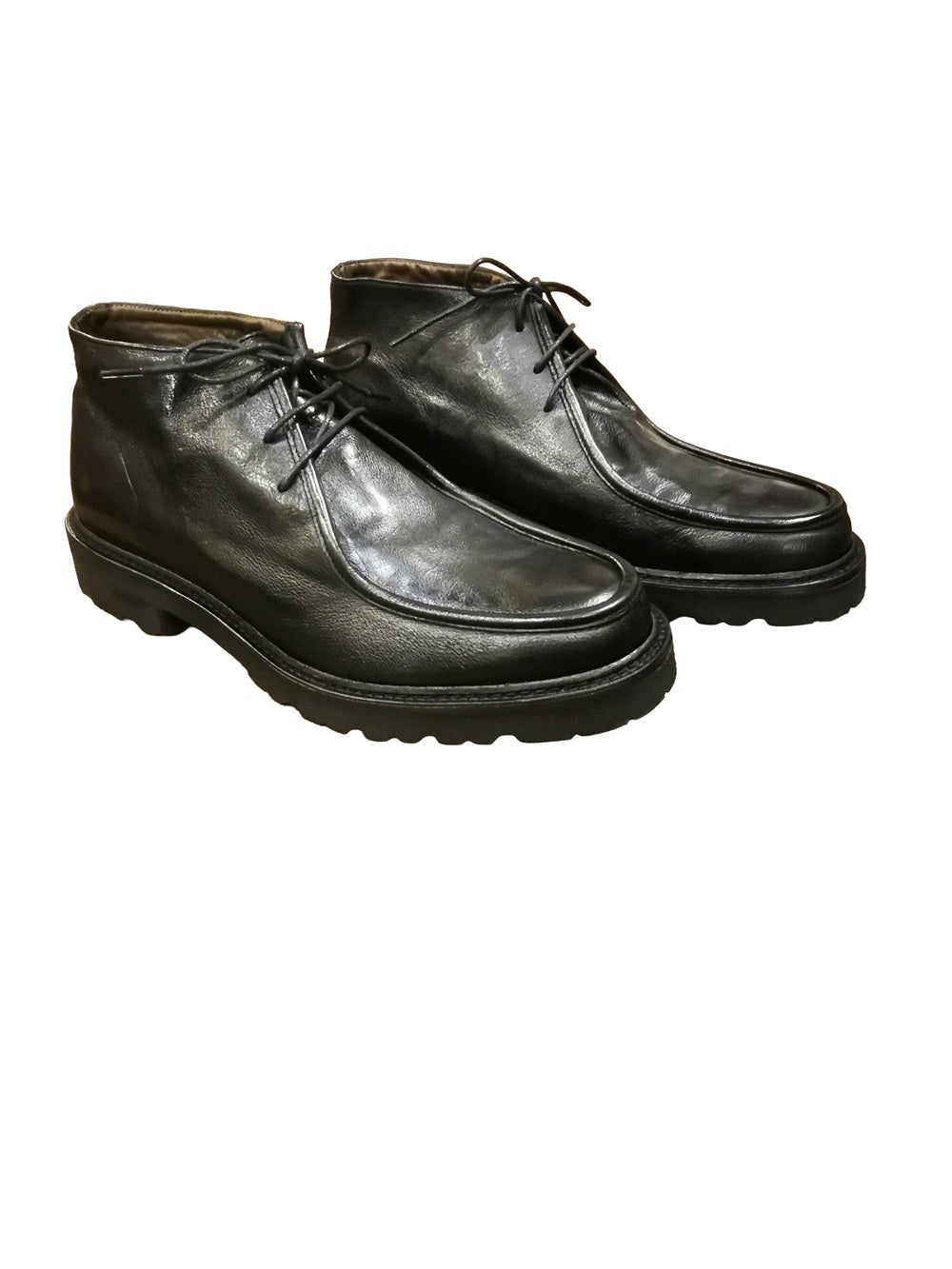 Bellissima scarpa stringata da uomo, interamente realizzata in pelle. Dal taglio classico ed elegante, perfetto da abbinare a molti look. Made in Italy