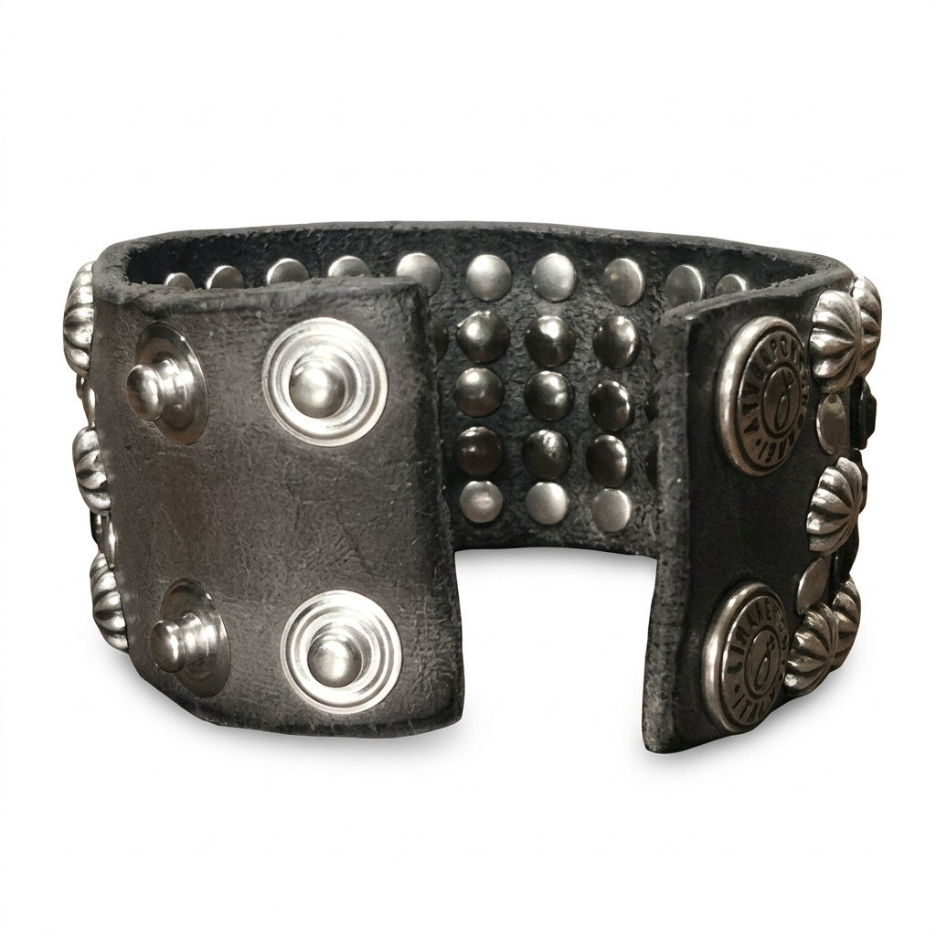 Retro del bracciale Campomaggi in pelle grigia con bottoni a pressione e doppia regolazione