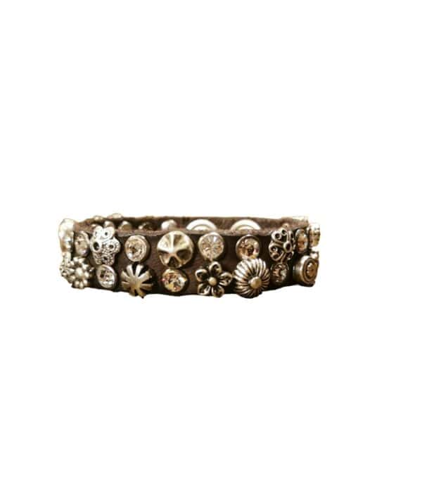 Bracciale con rivetti a fiore e strass